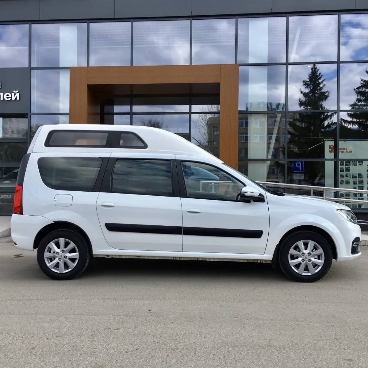 Готовится к серийному производству новый Lada Largus с высокой крышей