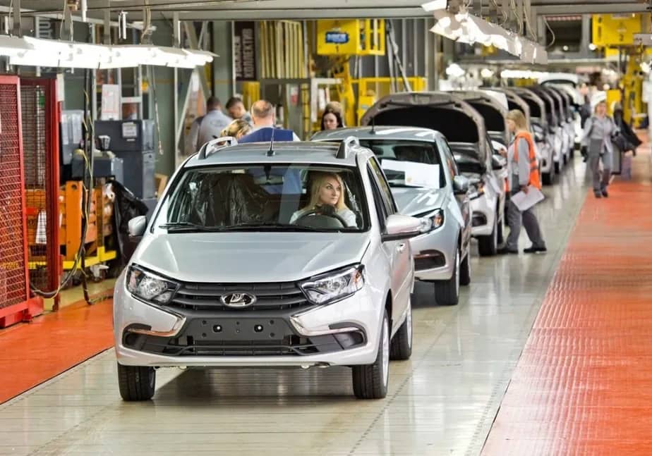 АВТОВАЗ заявил о снижении цен на новые автомобили LADA